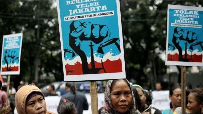 Mereka menolak pengesahan Rancangan Peraturan Daerah tentang Rencana Zonasi Wilayah Pesisir dan Pulau-pulau Kecil.