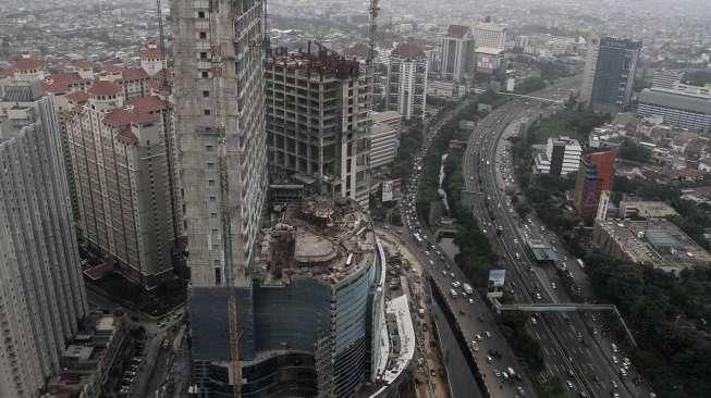 Karena DKI Jakarta termasuk dalam kawasan ring of fire. 