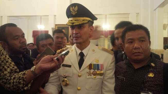 Zumi Zola dan istri usai pelantikan di Istana Negara. [suara.com/Erick Tanjung]