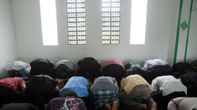 Salat Jumat Terakhir Warga Kalijodo