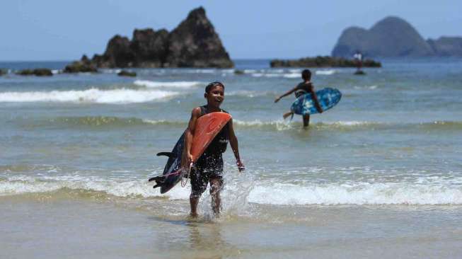 Pulau Merah merupakan salah satu destinasi wisata pantai yang terdapat di sebelah Selatan Banyuwangi.