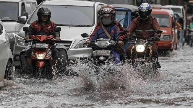 Hujan yang hampir merata di wilayah Jabodetabek menyebabkan naiknya permukaan air.