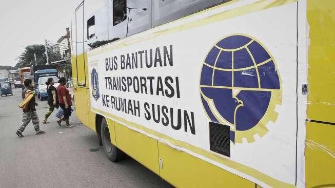 Sebanyak 20 unit bus sekolah disediakan oleh Pemprov DKI sebagai transportasi warga Kalijodo.  