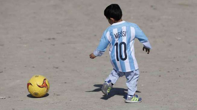 Messi juga membubuhkan tanda tangan beserta pesan singkat kepada Murtaza.