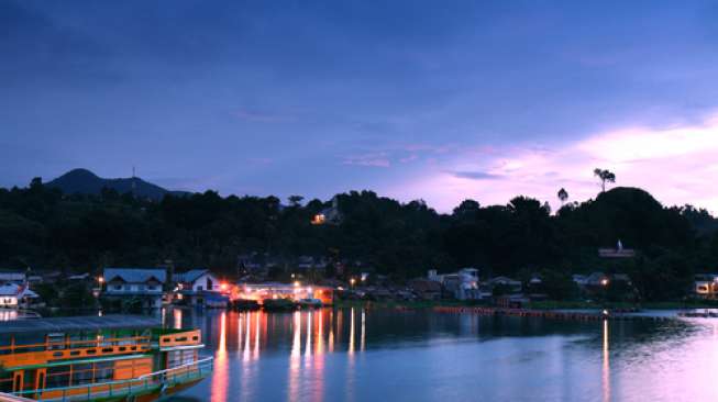 Pemandangan di area permukaan Danau Toba ketika matahari terbit (Shutterstock).