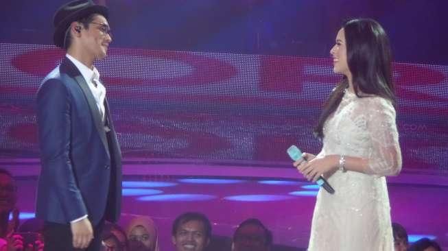 Penyanyi Afgan dan Raisa di studio 6, Emtek City, Daan Mogot, Jakarta Barat, Jumat (26/2/2016) [suara.com/Ismail]