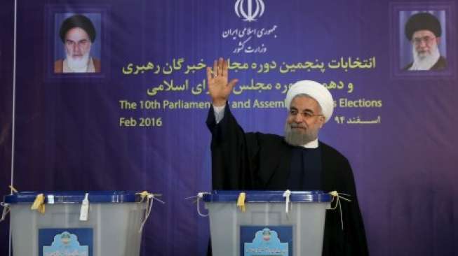 Presiden Iran Hassan Rouhani memberikan suara dalam Pemilu Iran, Jumat (26/2/2016) [Antara]