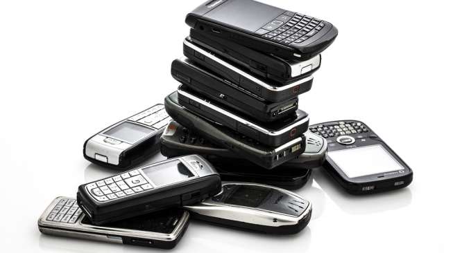 Sebuah ponsel pintar Blackberry ditumpuk bersama ponsel-ponsel lawas (Shutterstock).