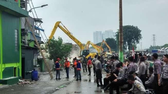 10 Unit Backhoe Disiapkan Untuk Gusur Kalijodo