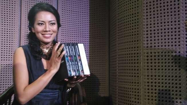 Tandatangani 10 Ribu Buku, Dewi Lestari Butuh 15 Pulpen