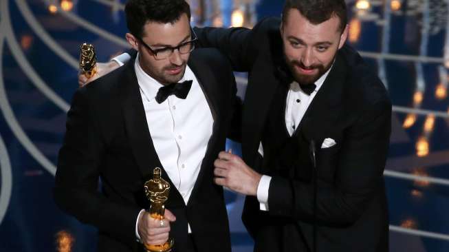 Menang, Sam Smith Persembahkan Piala Oscar buat LGBT