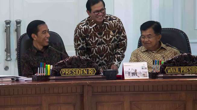 Membahas soal pembentukan holding BUMN agar BUMN makin kuat, efektif dan kompetitif. 