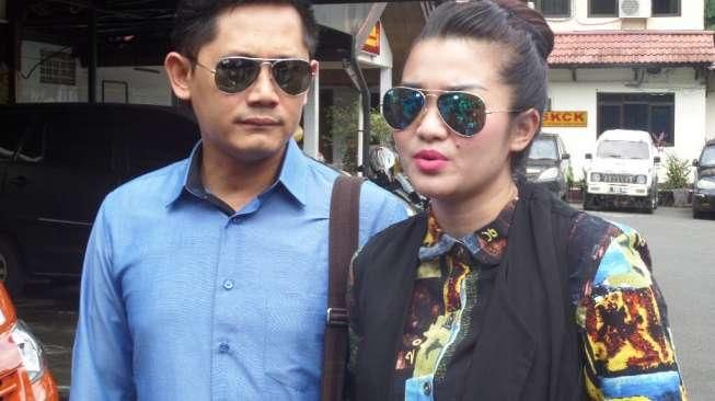 Penyanyi dangdut Fitri Carlina dan suaminya, Hendra Sumendap usai menjenguk Saipul Jamil di Polsek Kelapa Gading, Jakarta Utara, Selasa (1/3/2016). [suara.com/Wahyu Trilaksono]