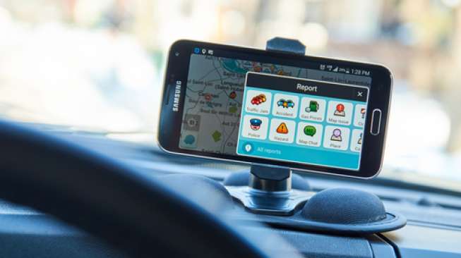 Aplikasi navigasi Waze digunakan oleh pengendara mobil (Shutterstock).