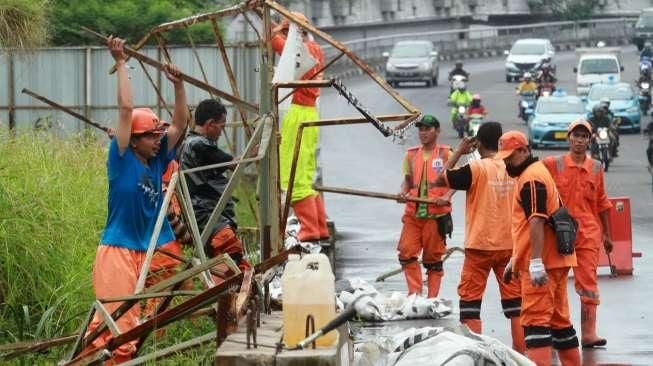 Pembongkaran tersebut dilakukan untuk dijadikan taman dan ruang terbuka hijau.