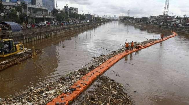 Untuk mengatasi penumpukan sampah disepanjang kali dan antisipasi bahaya banjir.  