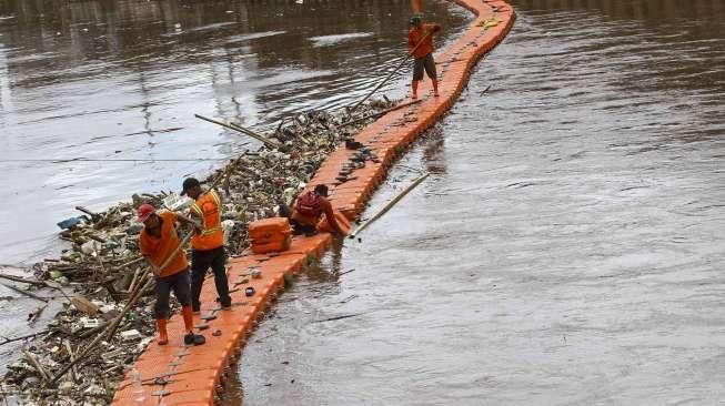 Bersihkan Sampah di BKB