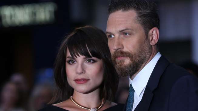 Istri Tom Hardy Pompa ASI di Kamar Mandi Perhelatan Oscar