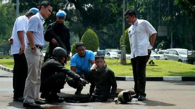 Kopaska Periksa Gorong-gorong Istana