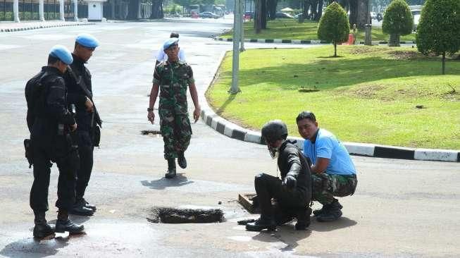 Kopaska Periksa Gorong-gorong Istana