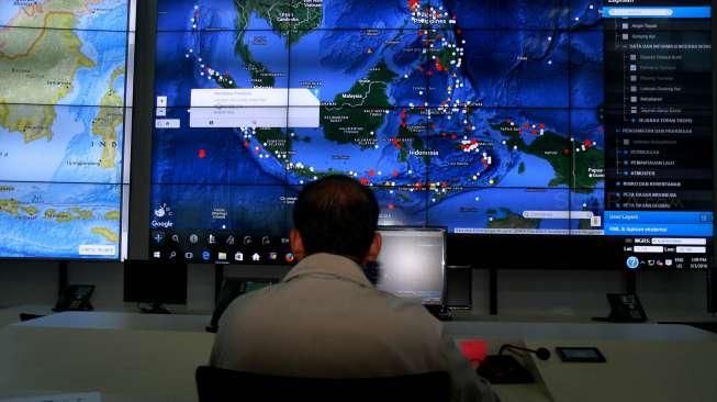 Kepala Pusat Data Informasi dan Humas Badan Nasional Penanggulangan Bencana (BNPB) Sutopo Purwo Nugroho memberikan keterangan pers terkait gempa di perairan Mentawai, Jakarta, Kamis (3/2).
