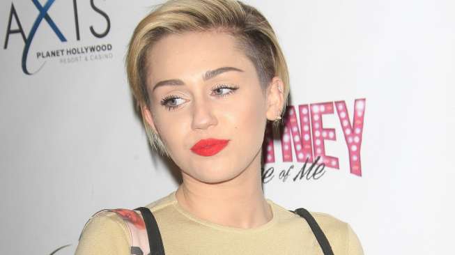 LAS VEGAS - DEC 27: Miley Cyrus at the premiere of 
