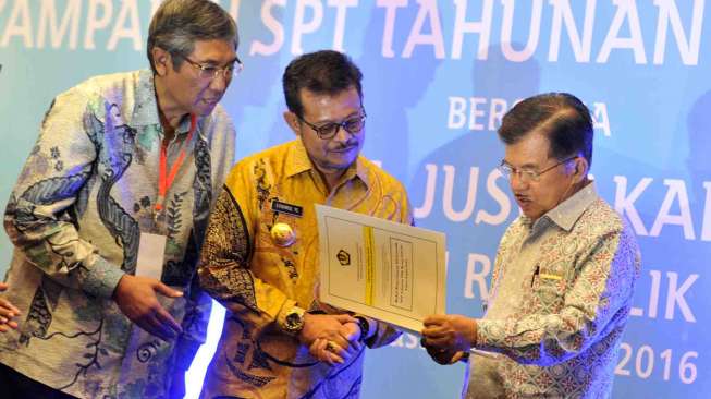 Wapres Jusuf Kalla melaporkan SPT tahunannya dengan cara e-Filing. 