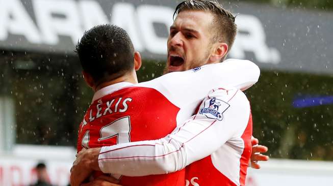 Pemain Arsenal Alexis Sanchez merayakan golnya ke gawang Tottenham Hotspur. Reuters / Paul Childs Livepic