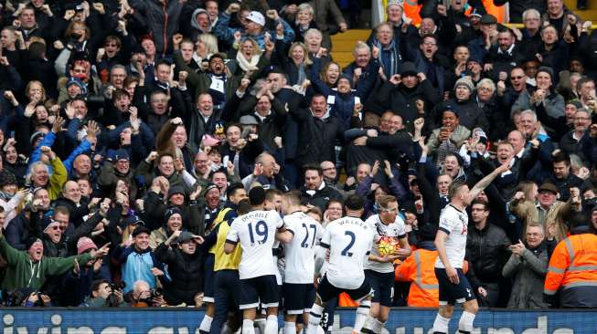 Pemain Tottenham Hotspur Toby Alderweireld merayakan golnya bersama rekan setimnya. Reuters / Paul Childs Livepic