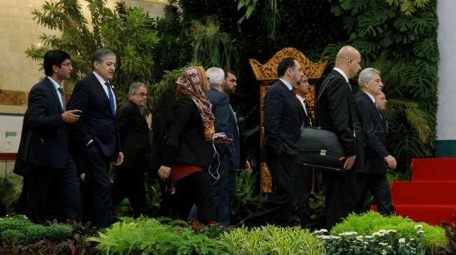 Sejumlah Menteri negara-negara OKI berfoto bersama sebelum Pertemuan Pejabat Tinggi OKI di Balai Sidang Jakarta Convention Center (JCC), Jakarta, Minggu (6/3). [suara.com/Oke Atmaja]