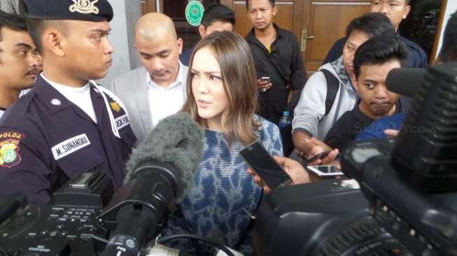 Artis Cathy ditemui usai menjalani sidang perceraiannya di Pengadilan Negeri Jakarta Selatan, Senin (7/3/2016). [suara.com/Ismail]