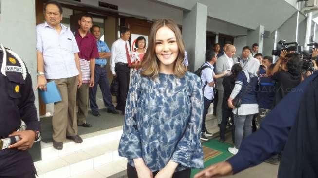 Artis Cathy ditemui usai menjalani sidang perceraiannya di Pengadilan Negeri Jakarta Selatan, Senin (7/3/2016). [suara.com/Ismail]