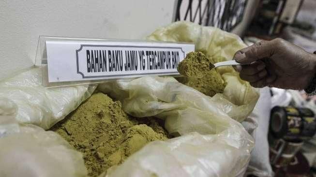 Direktorat Tindak Pidana Narkoba Bareskrim Mabes Polri merilis pengungkapan home industry obat atau jamu ilegal di Jakarta, Senin (7/3/2016). [Suara.com/Kurniawan Mas'ud]