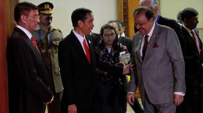 Presiden Joko Widodo berbincang dengan Presiden Pakistan Mamnoon Husein, seusai pertemuan bilateral saat KTT Luar Biasa ke-5 OKI di JCC, Jakarta, Senin (7/3/2016). [Suara.com/Oke Atmaja]