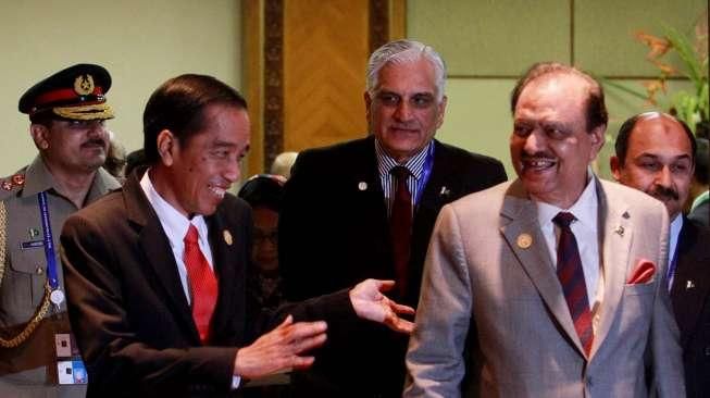 Presiden Joko Widodo berbincang dengan Presiden Pakistan Mamnoon Husein, seusai pertemuan bilateral saat KTT Luar Biasa ke-5 OKI di JCC, Jakarta, Senin (7/3/2016). [Suara.com/Oke Atmaja]