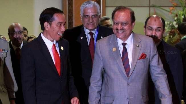 Presiden Joko Widodo berbincang dengan Presiden Pakistan Mamnoon Husein, seusai pertemuan bilateral saat KTT Luar Biasa ke-5 OKI di JCC, Jakarta, Senin (7/3/2016). [Suara.com/Oke Atmaja]