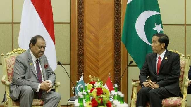 Presiden Joko Widodo berbincang dengan Presiden Pakistan Mamnoon Husein, seusai pertemuan bilateral saat KTT Luar Biasa ke-5 OKI di JCC, Jakarta, Senin (7/3/2016). [Suara.com/Oke Atmaja]