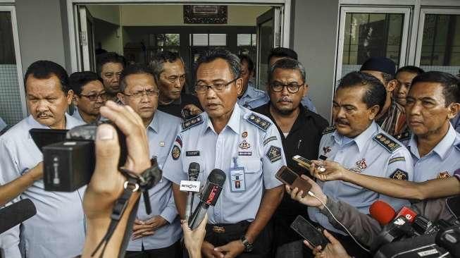 Dirjen Pemasyarakatan Kemenkumham, I Wayan Kusmiyantha Dusak, memberikan keterangan usai kedatangan terpidana Labora Sitorus di Lapas Kelas I Cipinang, Jakarta, Senin (7/3/2016). [Suara.com/Kurniawan Mas'ud]