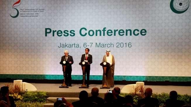 Presiden Joko Widodo bersama Presiden Palestina Mahmoud Abbas dan Sekjen OKI Iyad Amin Madani (kanan), memberikan keterangan usai penutupan KTT Luar Biasa ke-5 OKI di JCC, Jakarta, Senin (7/3/2015). [Suara.com/Oke Atmaja]