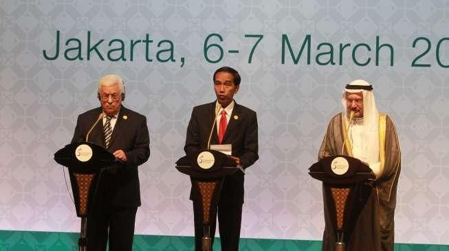 Presiden Joko Widodo bersama Presiden Palestina Mahmoud Abbas dan Sekjen OKI Iyad Amin Madani (kanan), memberikan keterangan usai penutupan KTT Luar Biasa ke-5 OKI di JCC, Jakarta, Senin (7/3/2015). [Suara.com/Oke Atmaja]