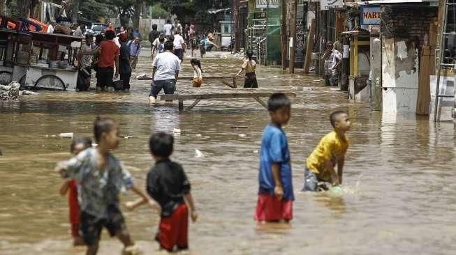 Merupakan banjir kiriman dari kawasan hulu yakni Bogor dan sekitarnya.