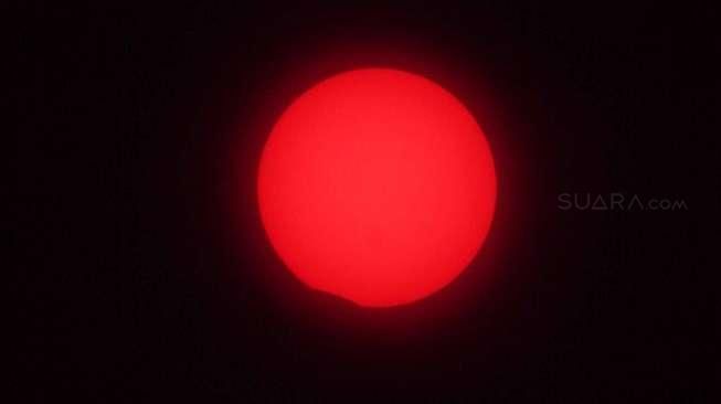 Detik- detik gerhana matahari total yang diamati dari Planetarium, Jakarta, Rabu (9/3).