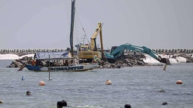 Dampak yang perlu diantisipasi adalah nasib para nelayan, keberadaan kawasan mangrove, dan degradasi biota laut.