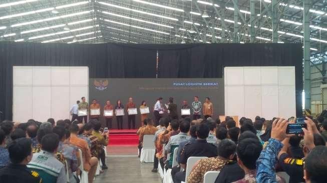 Presiden Jokowi Resmikan Pusat Logistik Berikat di Cakung