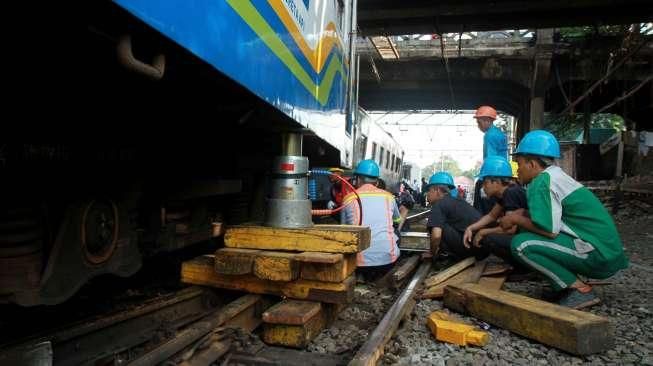 Kereta Api Senja Utama Anjlok