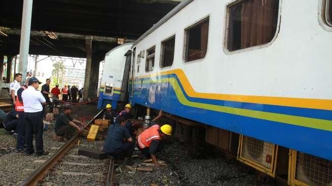 Kereta Api Senja Utama Anjlok