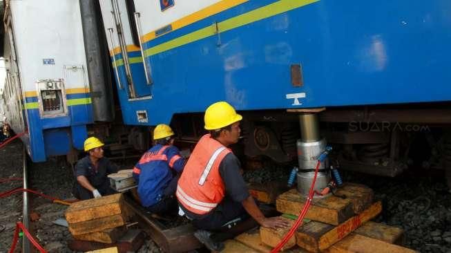 Sampai saat ini masih dilakukan proses evakuasi pengangkatan kereta yang anjlok.