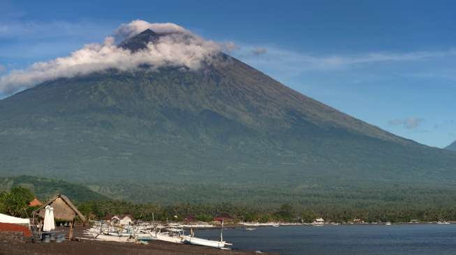 Pendaki Rusia Hilang di Gunung Agung, Tim SAR Kerahkan Helikopter