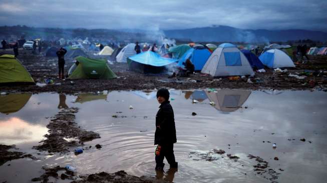 Italia Selamatkan Hampir Seribu Migran Timur Tengah dan Afrika