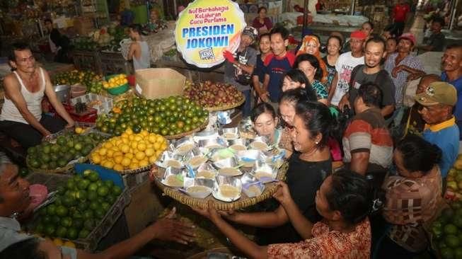 Jokowi Jadi Kakek, Pedagang Pasar Gede Syukuran Bagi-bagi Jenang